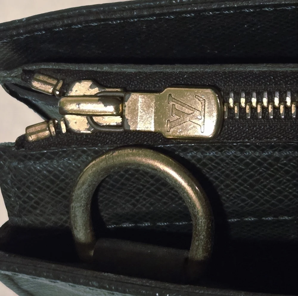 Louis Vuitton Porte Documents Lozan in Dark Green Taiga Leather VI0996